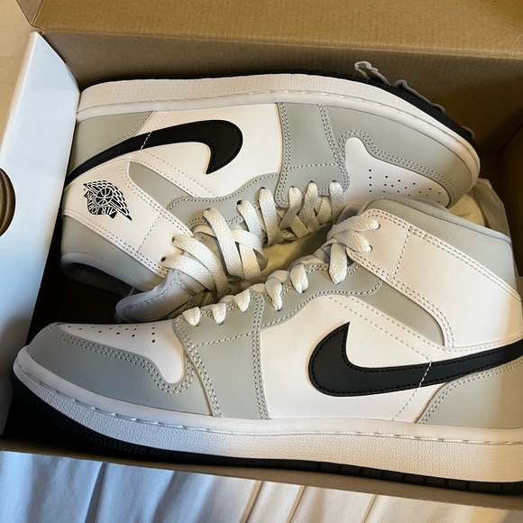 Jordan 1 MID - Picture 1 of 4